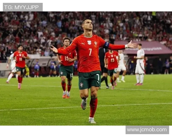 卫衣潮流引领者C罗：足球巨星背后的时尚风采解析